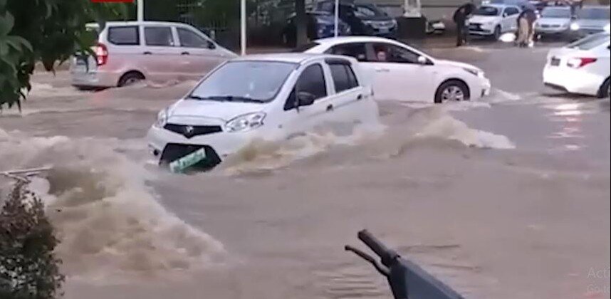 ღმერთოო ეს რა ხდებაა… ვრცელდება უმძიმესი კადრები, არიან გარდაცვლილები და დაკარგულები, წყალში მოცურავე ავტომობილები და დაზიანებული გზები (ვიდეო)