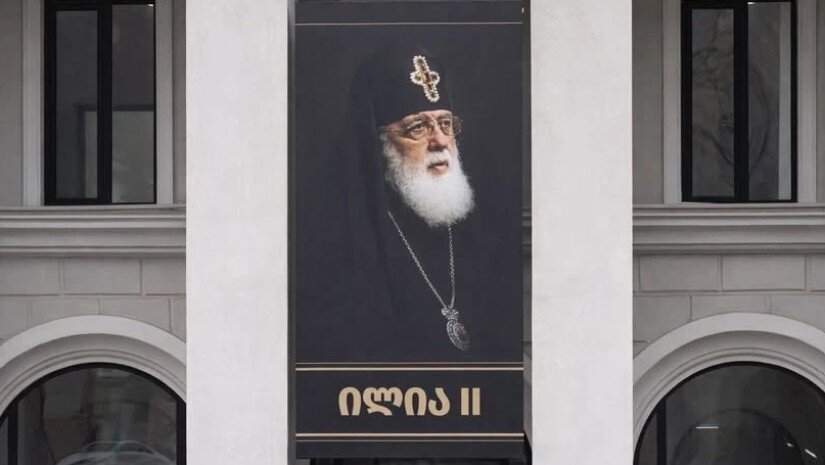 კახეთის მხარეში სახელმწიფო რწმუნებულის ადმინისტრაციისა და ადგილობრივი თვითმმართველობის ადმინისტრაციული შენობის ფასადზე პატრიარქის ბანერი განთავსდა