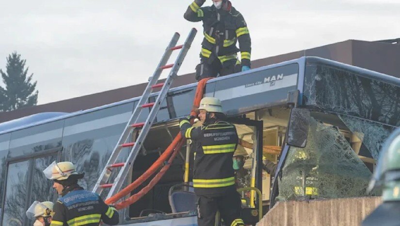 ავტობუსი შენობას შეეჯახა, დაიღუპა 13 წლის მოზარდი
