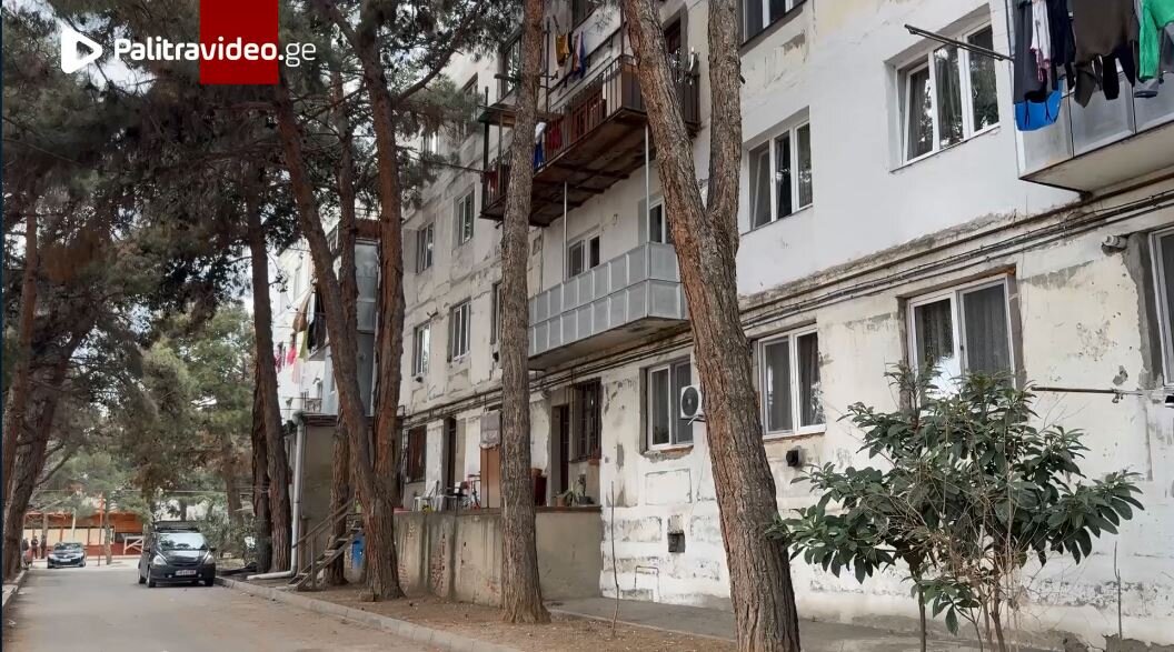 “მოკლა, თავი მოაჭრა და ამ ეზოში გვამი დაწვა”- რას ჰყვებიან თბილისში, იმ კორპუსში, სადაც მამაკაცმა ადამიანი მოკლა