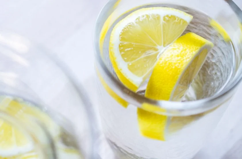 ლიმონიანი წყალი აბების ნაცვლად! რატომ და რა შემთხვევაში უნდა მივიღოთ ეს უნივერსალური სასმელი